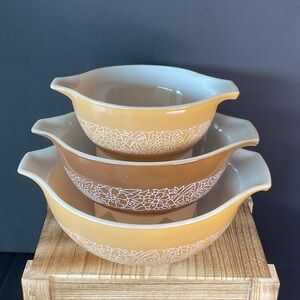 Pyrex set of 3